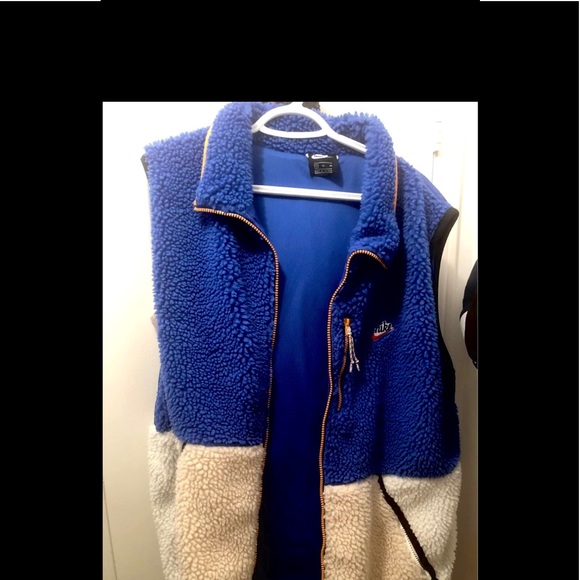 NIKE FLEECE VEST LIKE BRAND NEW ONLY WORE ONCE. - Picture 2 of 2